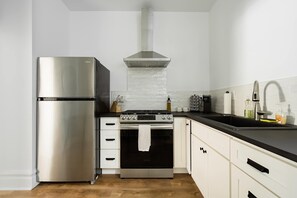 Kühlschrank, Ofen, Herdplatte, Wasserkocher mit Kaffee-/Teezubehör