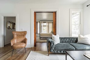 TV, offices - Renovated 1BR - Historic Charm - Great Locale (Portland)