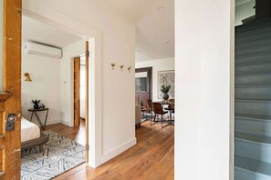 Interior - 3BR - Sleeps 6 - Steps to NW 23rd - Fast WiFi (Portland)