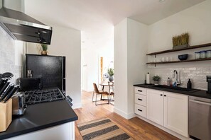 冷蔵庫、電子レンジ、オーブン、コンロ