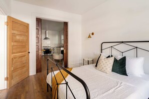 1 bedroom, iron/ironing board, travel cot, WiFi - 1BR - Walk to Coffee, Brews & NW 23rd Shops (Portland)
