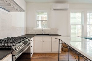 Refrigerador, horno, parrilla de estufa y cafetera y tetera 