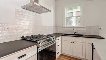 Fridge, oven, stovetop, coffee/tea maker
