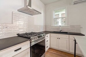 Réfrigérateur, un four, surface de cuisson, cafetiÚre-théiÚre