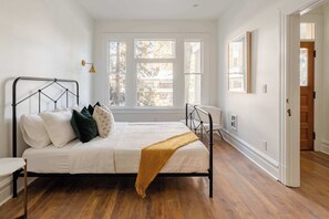 1 bedroom, iron/ironing board, travel cot, WiFi - 1BR - Walk to Coffee, Brews & NW 23rd Shops (Portland)