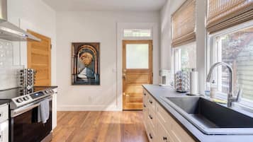 Refrigerador, microondas, parrilla de estufa y cafetera y tetera