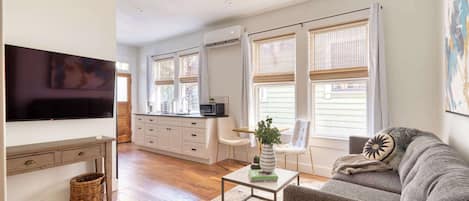 Een televisie en een kantoor