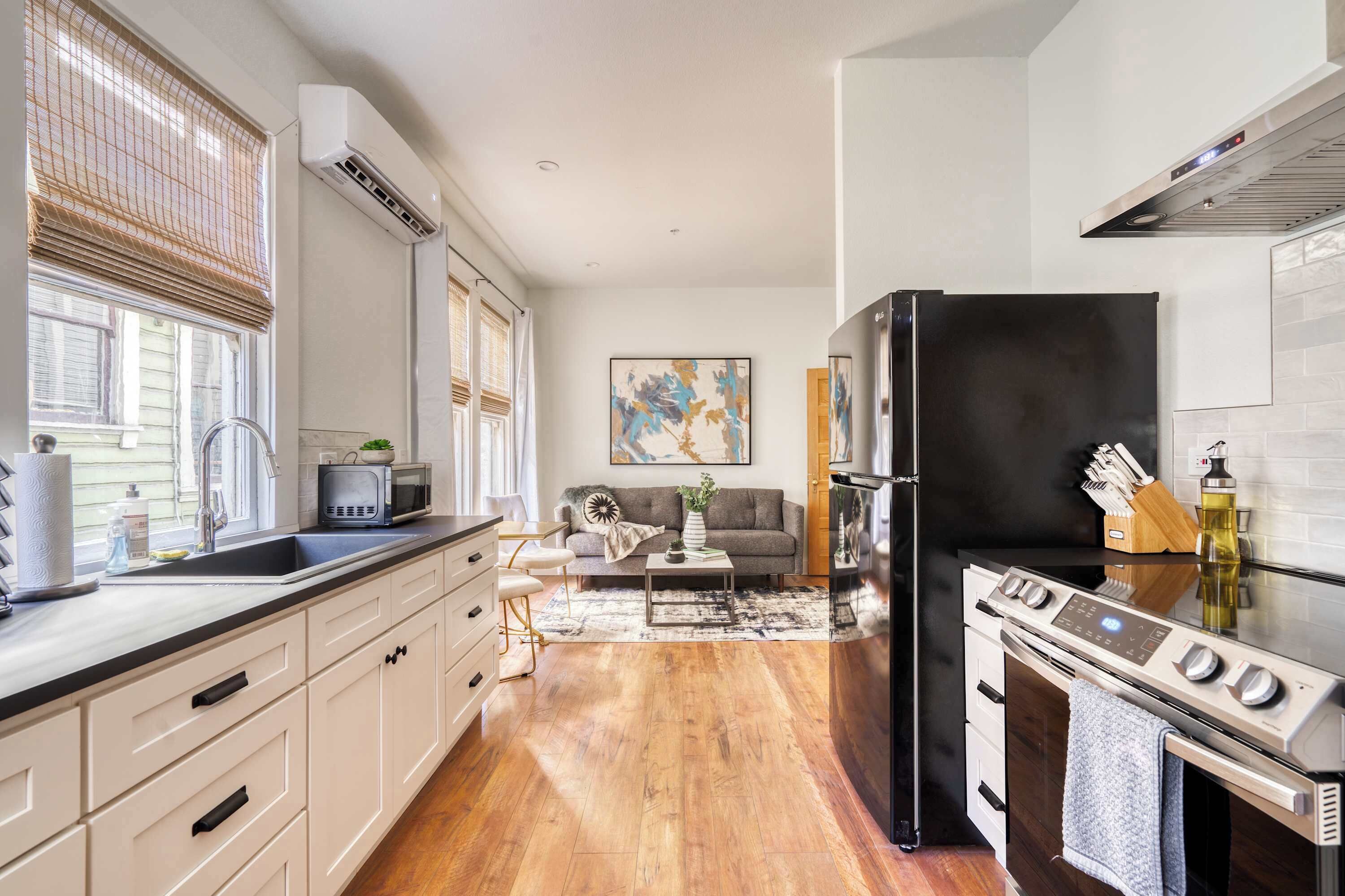 Refrigerador, microondas, placa de cocina, cafetera/tetera