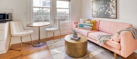 Una televisión, una oficina