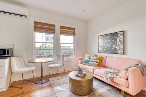 Bright 1BR - Walk to Coffee, Food & Shopping