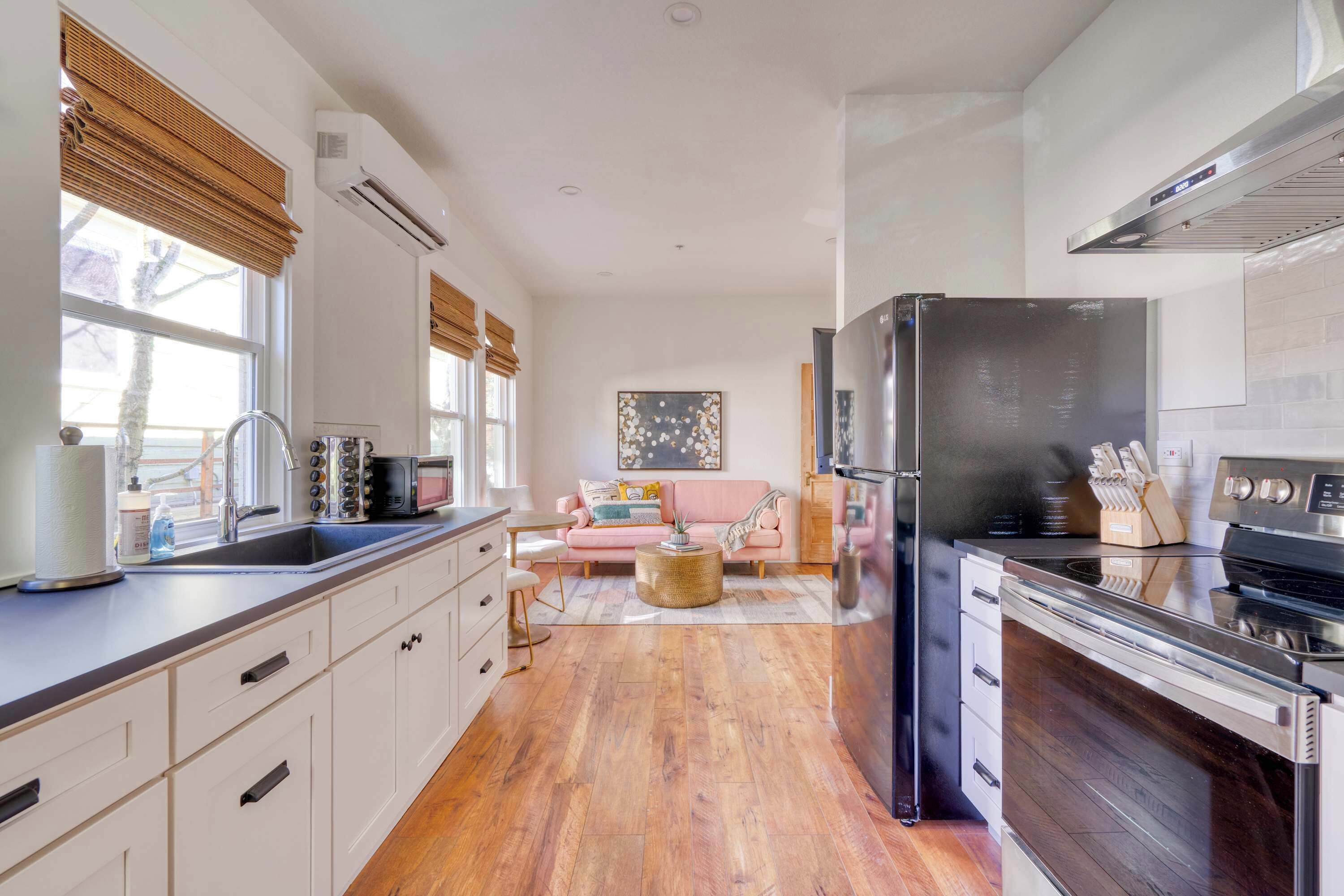 Fridge, oven, stovetop, coffee/tea maker