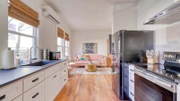 Fridge, oven, stovetop, coffee/tea maker