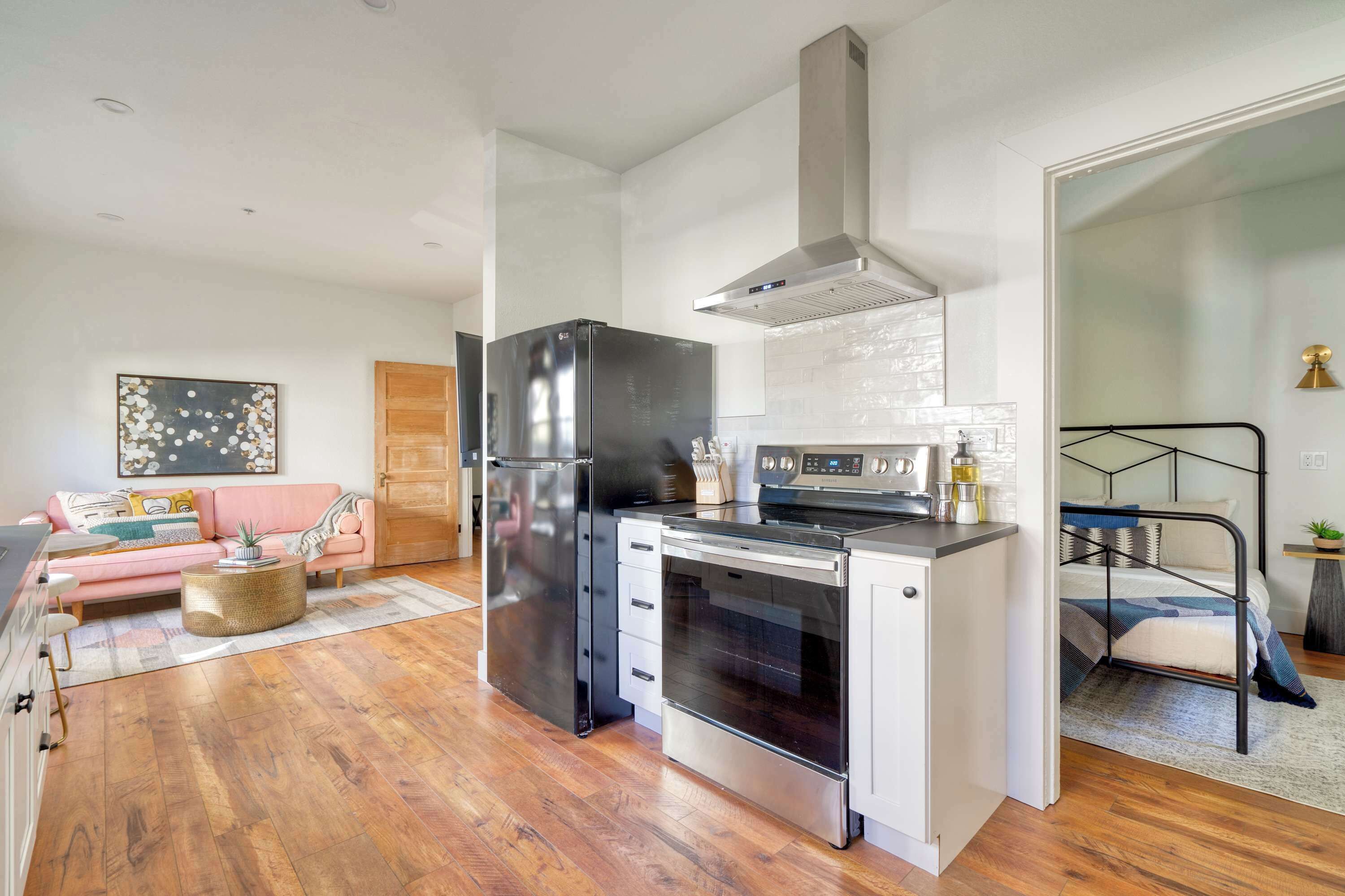 Fridge, oven, stovetop, coffee/tea maker