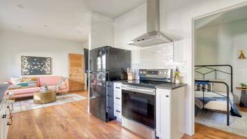 Fridge, oven, stovetop, coffee/tea maker