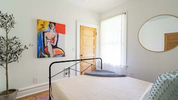 1 habitación, tabla de planchar con plancha, cuna de viaje y wifi