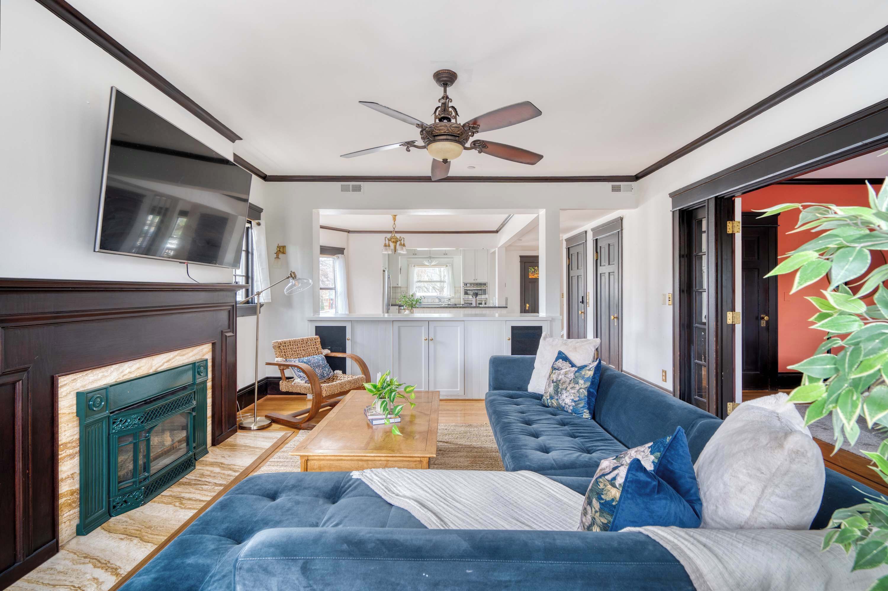 Televisión y oficina 