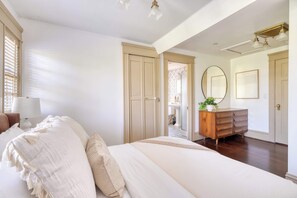 4 slaapkamers, een strijkplank/strijkijzer, reisbedje, wifi