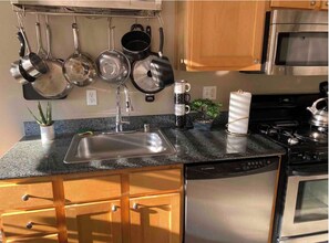 Fridge, microwave, oven, coffee/tea maker - Clean Stunning Condo in Sammamish (Sammamish)