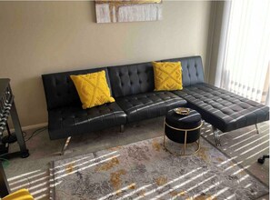 Living area - Clean Stunning Condo in Sammamish (Sammamish)