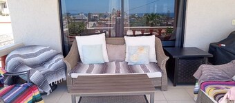 Cozy 1-bedroom, Full bath, full kitchen. Beautiful ocean Views!