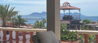 Cozy 1-bedroom, Full bath, full kitchen. Beautiful ocean Views!