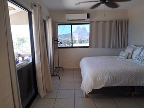 1 slaapkamer, een strijkplank/strijkijzer, wifi, beddengoed