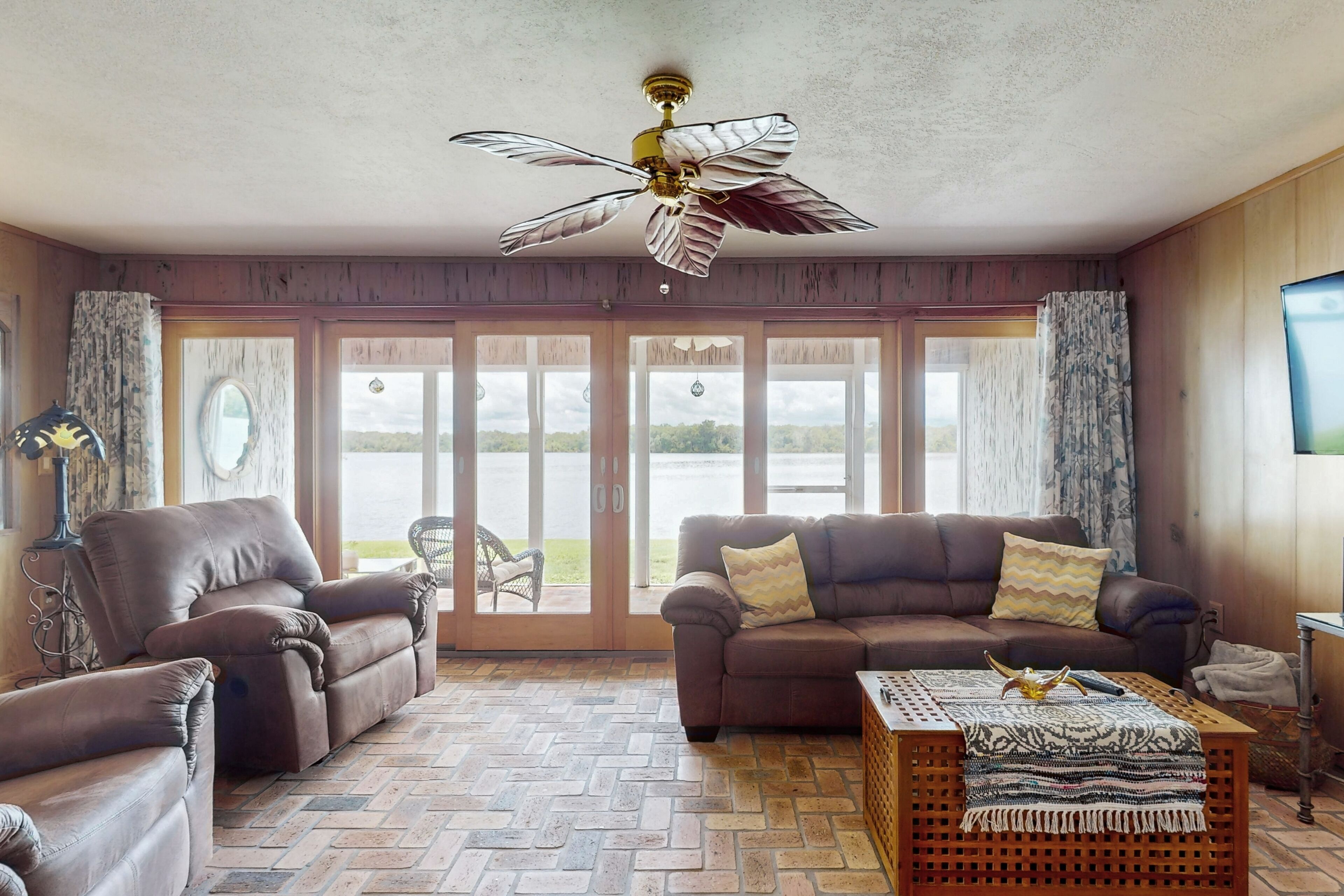 Charming waterfront condo with marina access, pool, A/C, WiFi