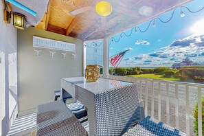 Outdoor dining - Stunning midtown condo - With the perfect blend of convenience and relaxation (Ocean City)