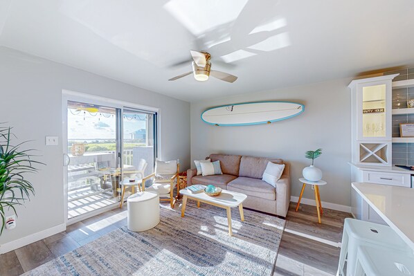 TV - Stunning midtown condo - With the perfect blend of convenience and relaxation (Ocean City)
