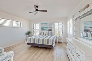 2 bedrooms, internet, bed sheets - Beautiful duplex with private W/D, WiFi, & close to the beach (Englewood)