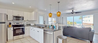 Beautiful duplex with private W/D, WiFi, & close to the beach