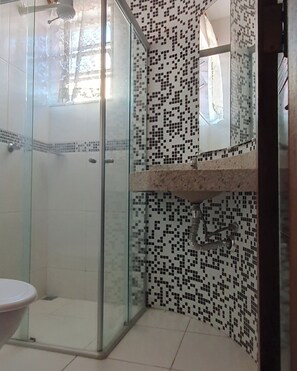 Habitación clásica doble, vistas a la ciudad | Baño | Toallas, jabón y papel higiénico