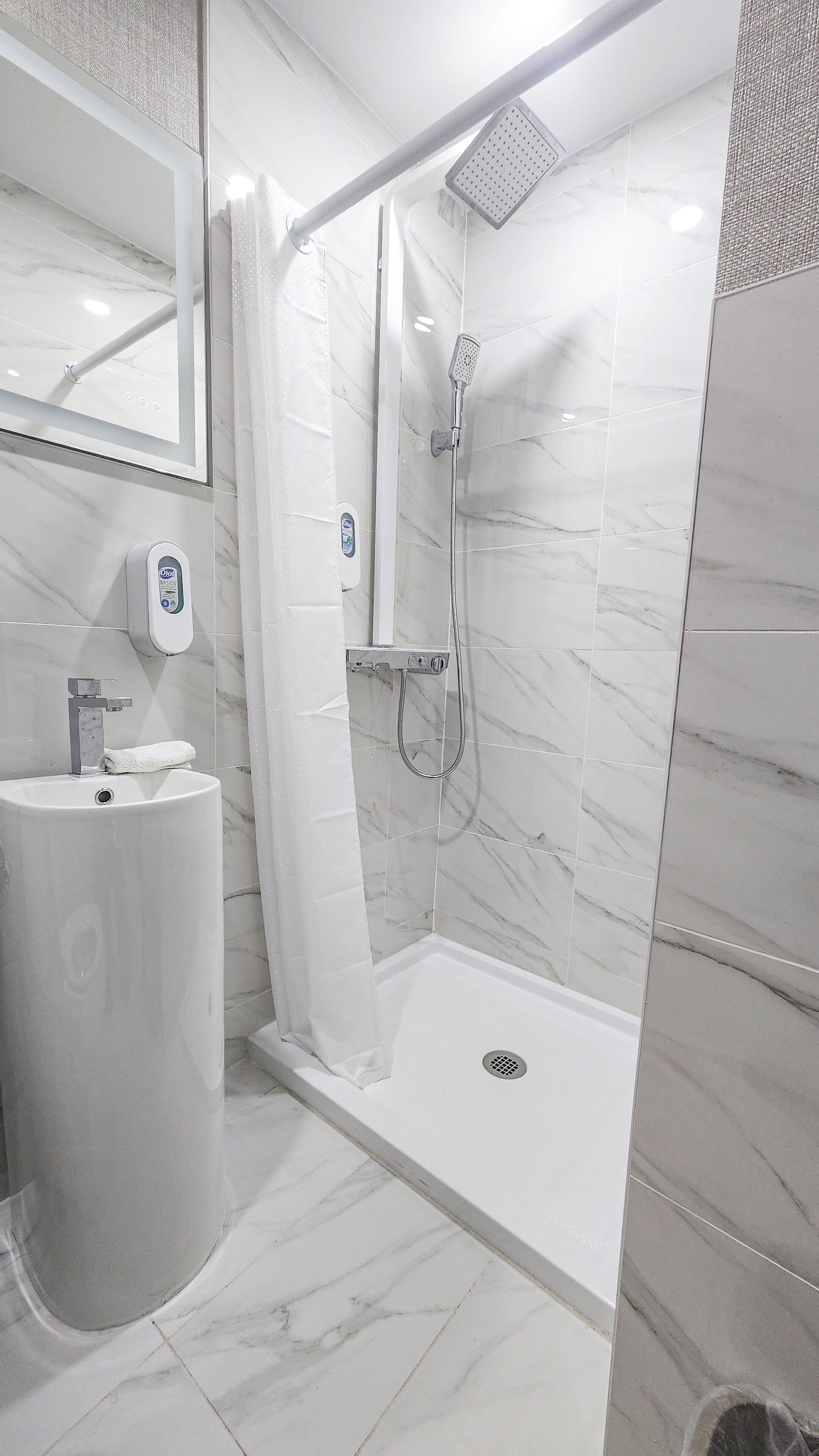 Douche, articles de toilette gratuits, sèche-cheveux