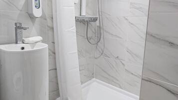 Douche, articles de toilette gratuits, sĂšche-cheveux