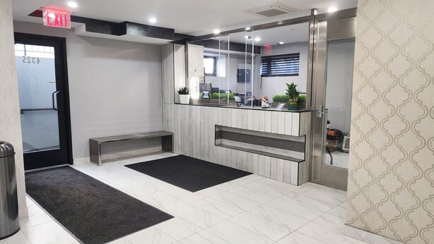 A modern bathroom with a bench, a mirror, and a sink. - HOTEL FUEGO BRONX (Bronx)