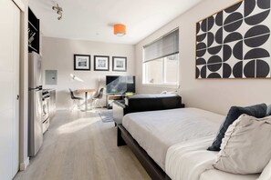 1 habitación, tabla de planchar con plancha, cuna de viaje y wifi