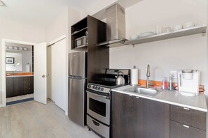 Réfrigérateur, micro-ondes, four, plaque de cuisson