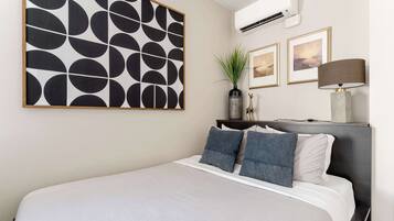 1 habitación, tabla de planchar con plancha, cuna de viaje y wifi