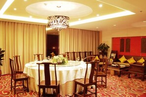 A dining area with a round table, chairs, and a chandelier. - Ordos Aili Hotel (Beijing Jinbao Street) (Beijing)