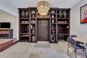 Interior - Chic 2-bedroom just 5 minutes' stroll from Forsyth Park with free parking! (Savannah)