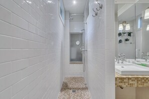 Hair dryer, towels, soap - 2-bedroom loft just 5 minutes' stroll from Forsyth Park with free parking! (Savannah)