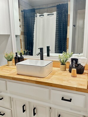 Shower, bidet, towels