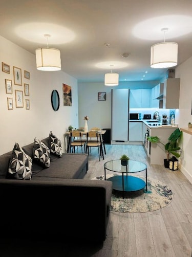 Stylish Apartment with Balcony-Hemel HempsteadTown Centre/City View,FREE Parking
