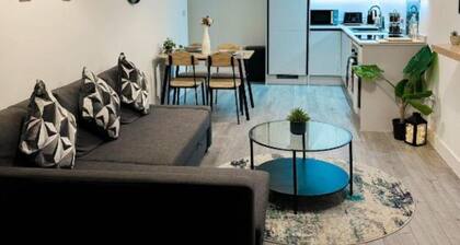 Stylish Apartment with Balcony-Hemel HempsteadTown Centre/City View,FREE Parking