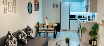 Stylish Apartment with Balcony-Hemel HempsteadTown Centre/City View,FREE Parking