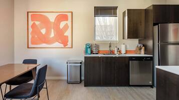 Kylskåp, mikrovågsugn, ugn och spishäll