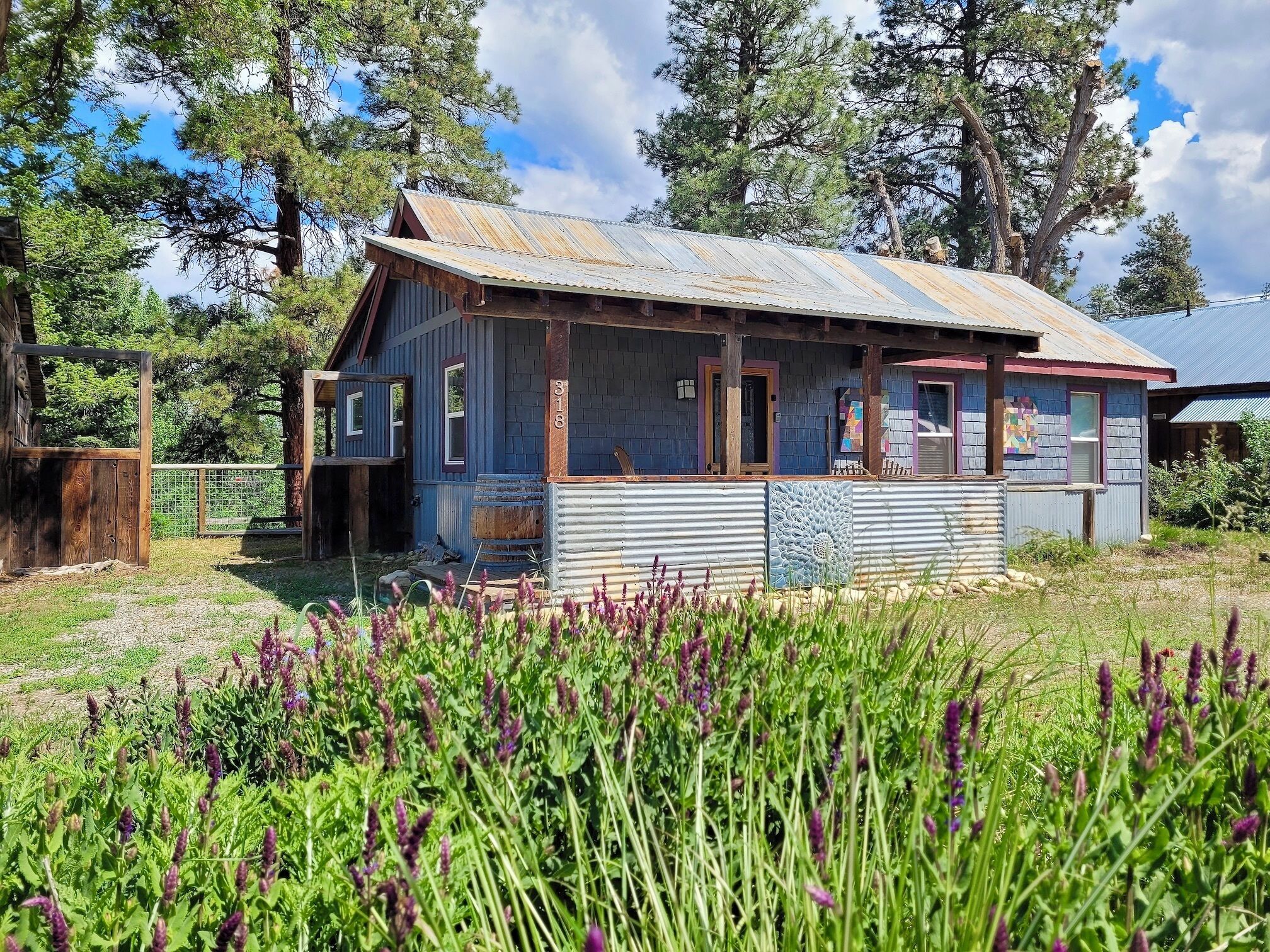 Bernies-Dog Friendly, Cozy 2-bedroom house with River View in Winthrop, WA