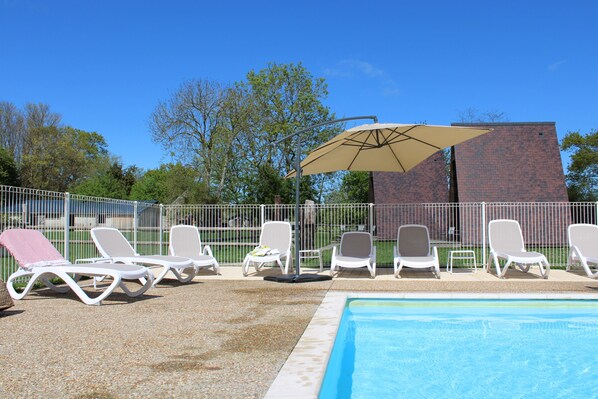 Indoor pool, seasonal outdoor pool, pool umbrellas, sun loungers - Domaine des Piéris  (Grandcamp-Maisy)