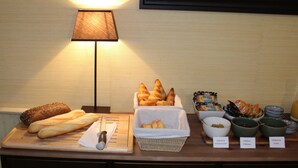 A buffet table with bread, pastries, and labeled dishes. - Domaine des Piéris  (Grandcamp-Maisy)