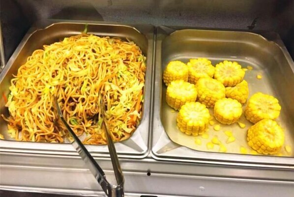 A buffet with two trays: one with noodles and another with corn on the cob. - Rui'an Antai Business Hotel (Wuyue Square Branch) (Rui'an)